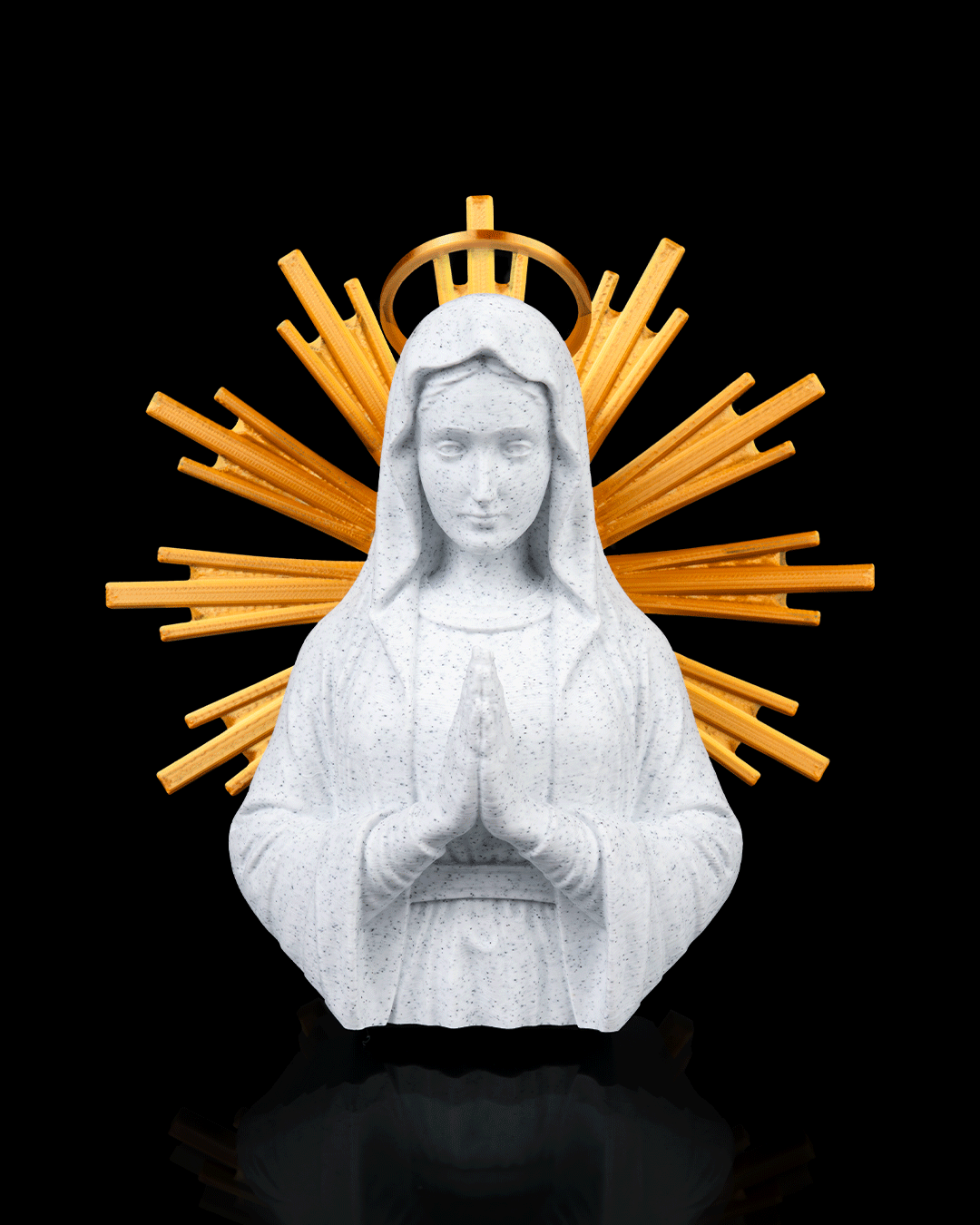 Escultura de Nossa Senhora impressa em 3D cor mármore com resplendor dourado brilhante ao fundo, ideal para decoração religiosa.