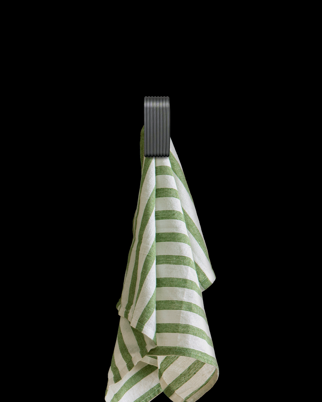 Suporte de pano de prato e toalha impresso em 3D na cor cinza escuro fixado na parede com um pano listrado verde e branco pendurado.