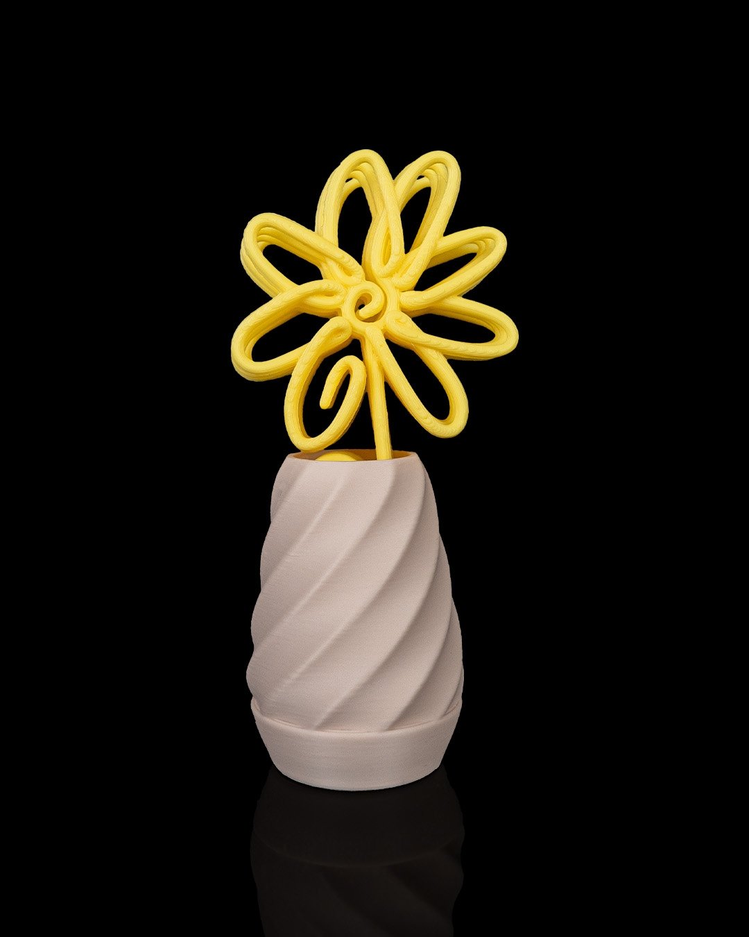 Vaso com flor 3D clip set decorativo impresso em 3D, vaso em espiral bege e flor amarela com pétalas em laço.