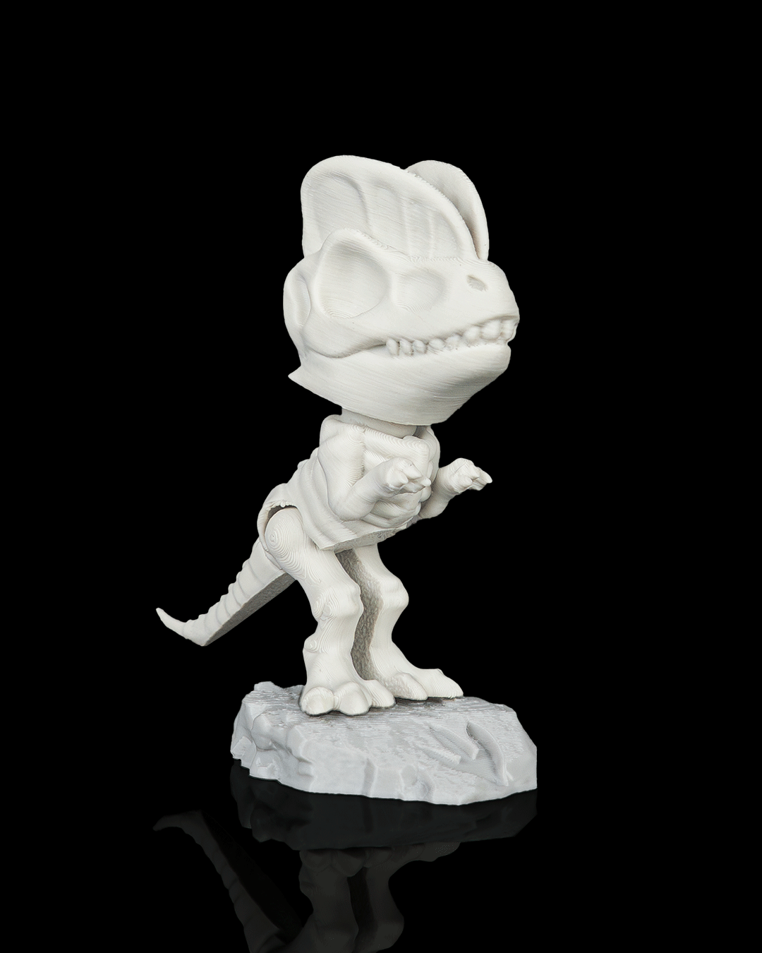 Dinossauro fóssil 3D colecionável branco em miniatura sobre base rochosa, peça decorativa impressa em 3D com detalhes realistas de esqueleto pré-histórico.