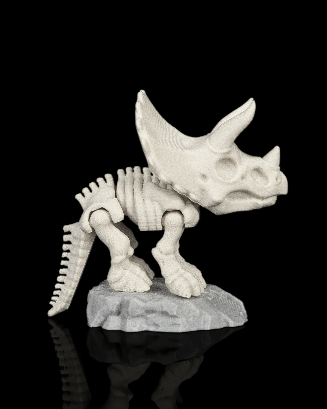 Dinossauro fóssil 3D colecionável branco em miniatura sobre base rochosa, peça decorativa impressa em 3D com detalhes realistas de esqueleto pré-histórico.