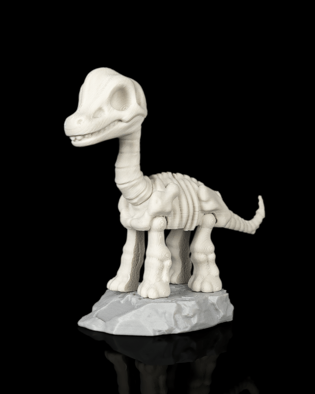 Bone Ridge Colecionável 3D em formato de esqueleto de dinossauro cor branca sobre base rochosa texturizada em fundo preto.