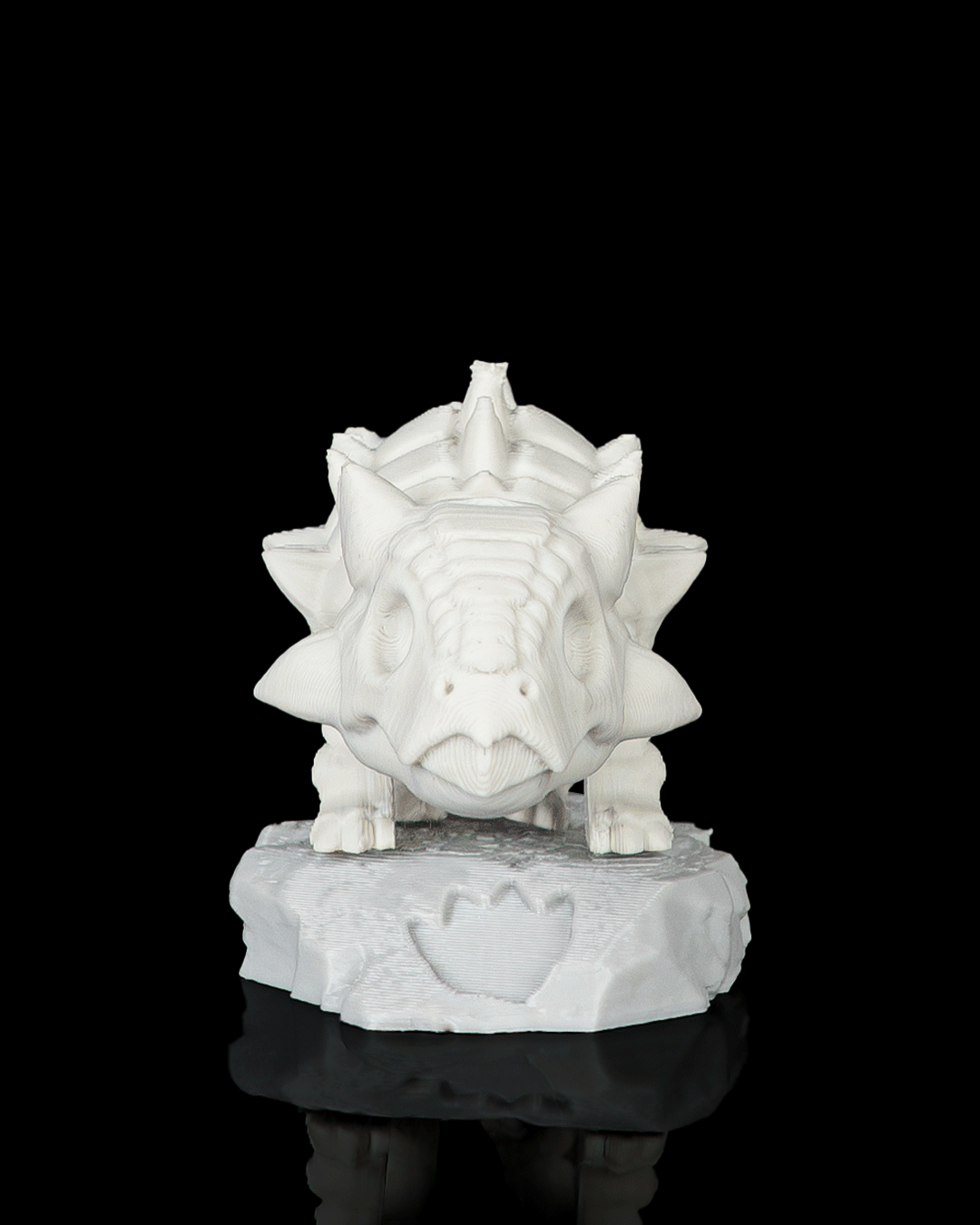 Bone Shell 3D colecionável branco, miniatura detalhada de dinossauro blindado sobre base rochosa com pegada, impresso em 3D em filamento plástico.